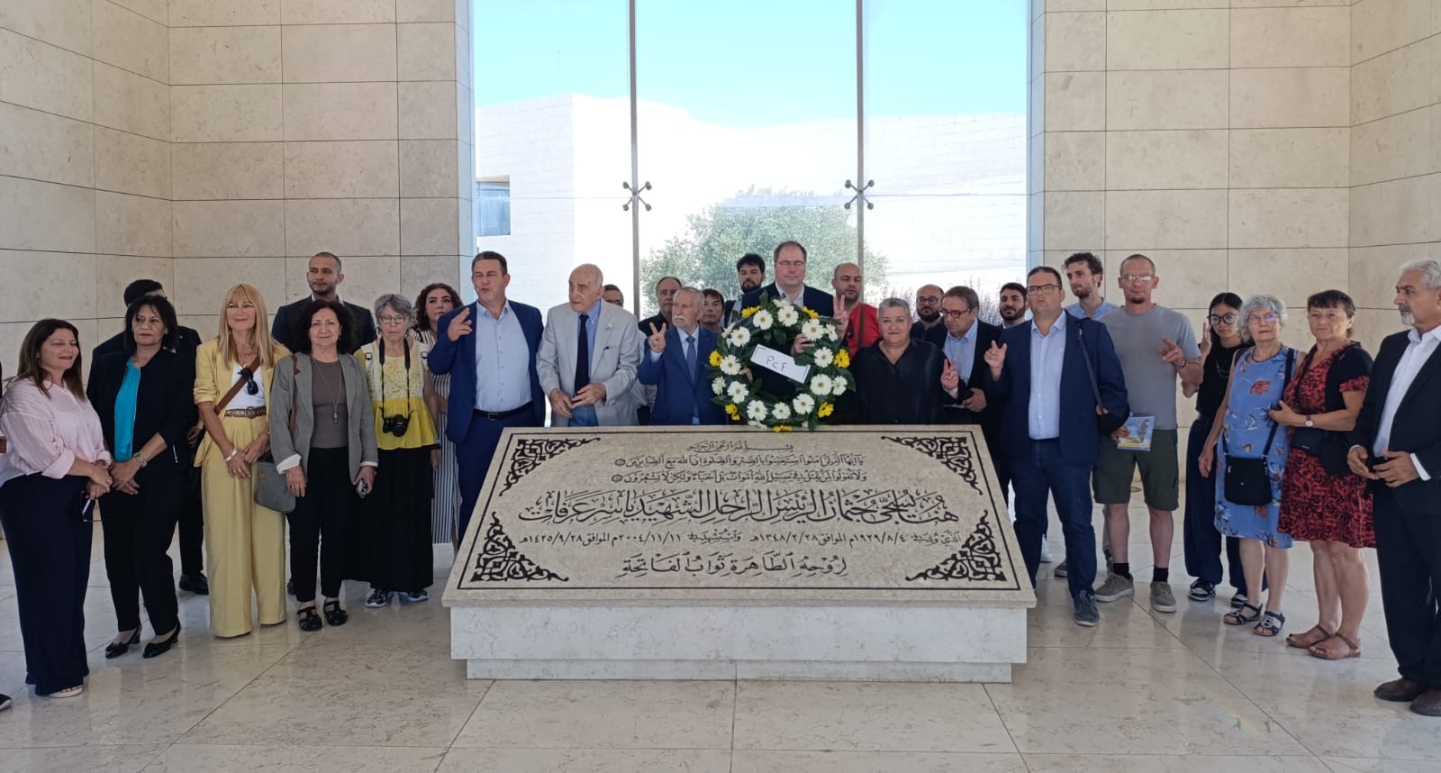  وفد التضامن الفرنسي عن الحزب الشيوعي الفرنسي   يضع اكليلا من الزهور على  ضريح الرئيس الراحل الشهيد ياسر عرفات في مدينة البيرة 